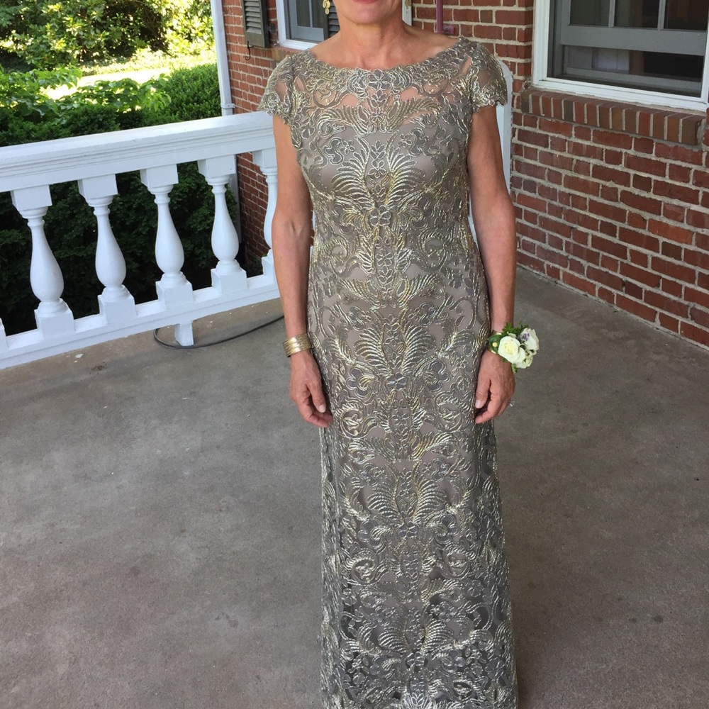 Tadashi Shoji Corded Lace Gown Size 6 Petite